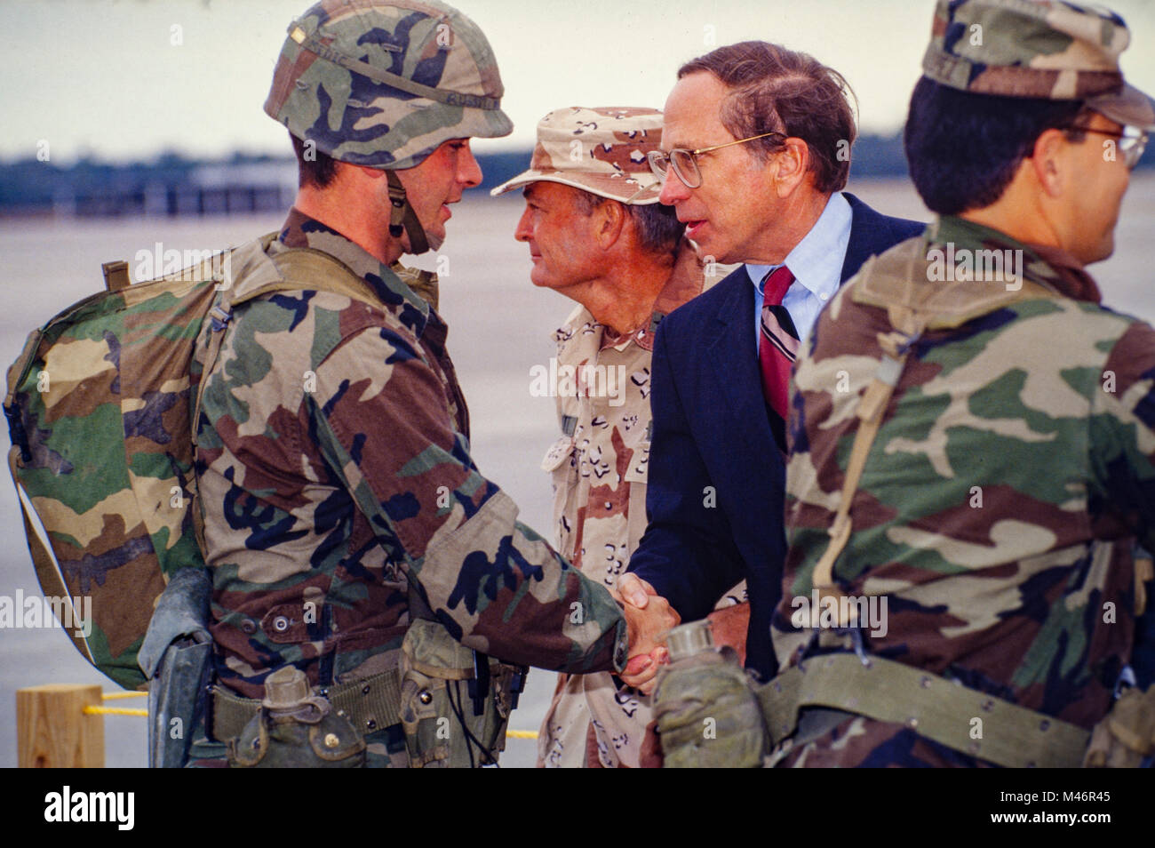 Us-Senator Sam Nunn grüßt Truppen nach Hause zurückbringen von der Operation Desert Storm. Nunn. ein Demokrat aus Georgien diente als Vorsitzender des Senate Armed Services Committee bis zu seinem Ausscheiden aus der Politik im Jahr 1996. Stockfoto