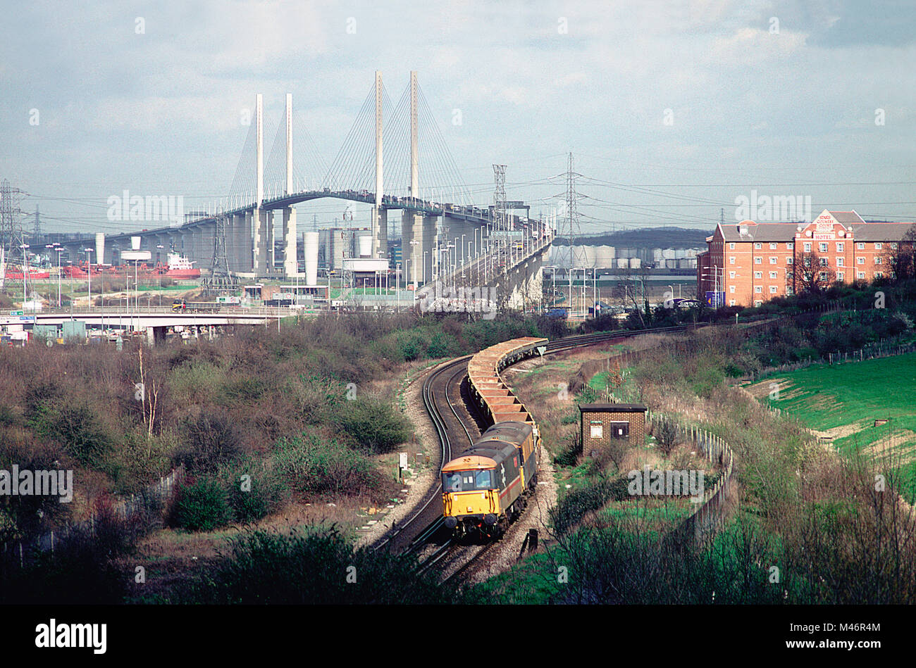 Ein paar der Klasse 73 Elektro Diesellokomotiven zahlen tzanakaki und 73138 arbeiten die Ingenieure am Bahnhof Dartford am 17. März 1994. Stockfoto