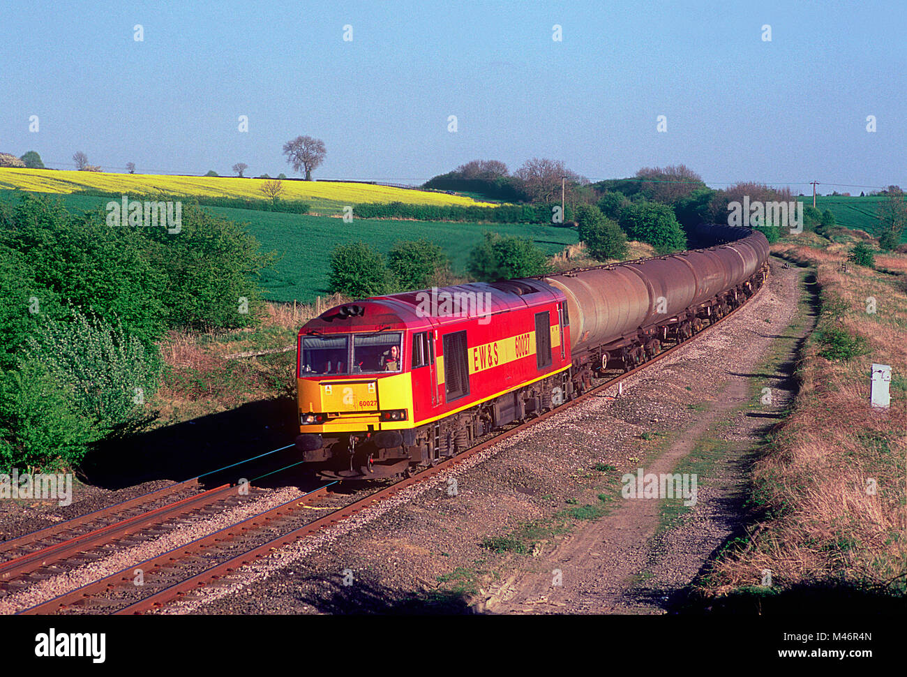 Eine Klasse 60 diesel Lok60027 arbeiten ein Zug leerer Öltanks auf der Midland Main Line an kibworth am 24. April 2002. Stockfoto