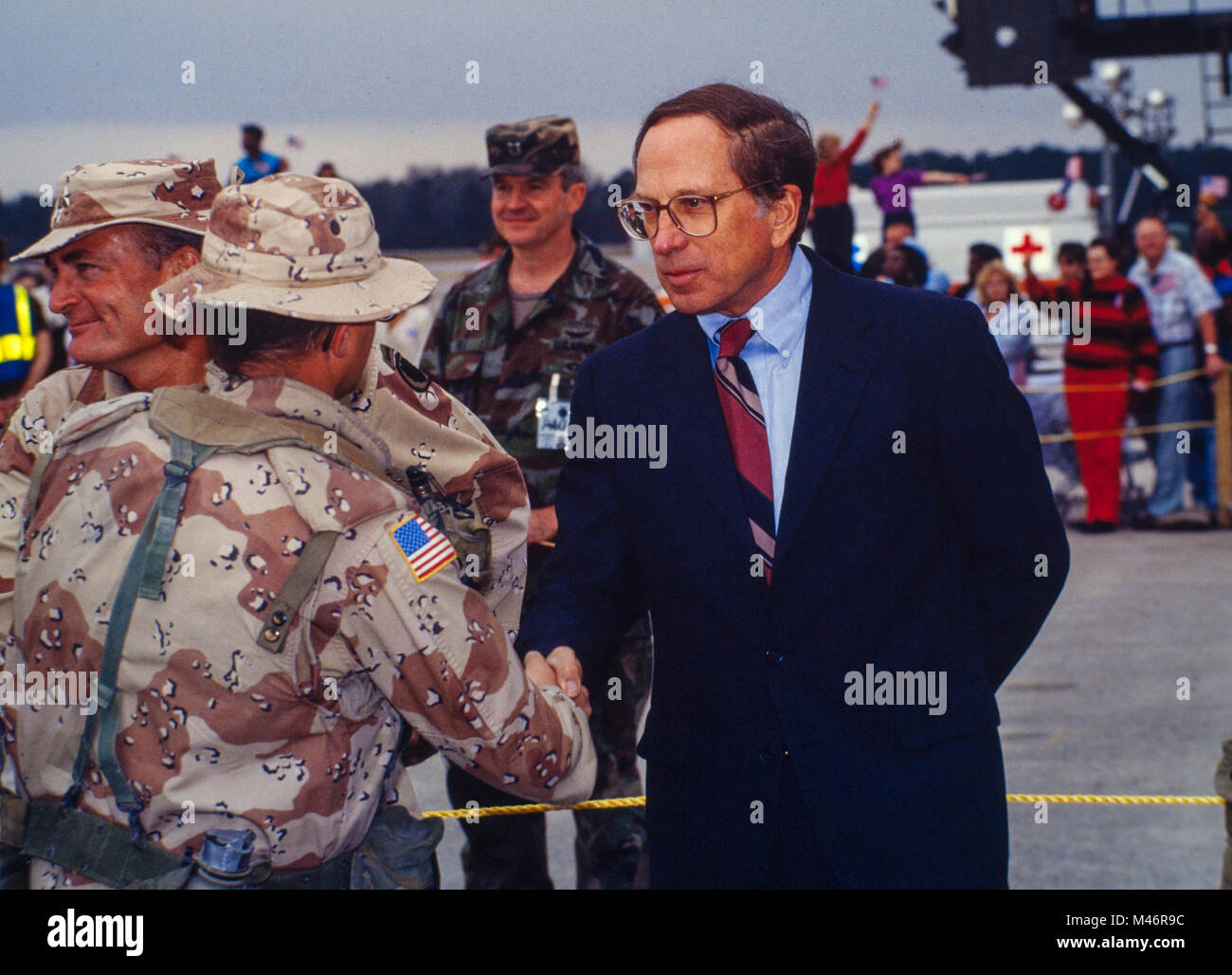 Us-Senator Sam Nunn begrüßt die Truppen nach Hause von der Operation Desert Storm. Nunn, ein Demokrat aus Georgien diente als Vorsitzender des Senate Armed Services Committee bis zu seinem Ausscheiden aus der Politik im Jahr 1996. Stockfoto