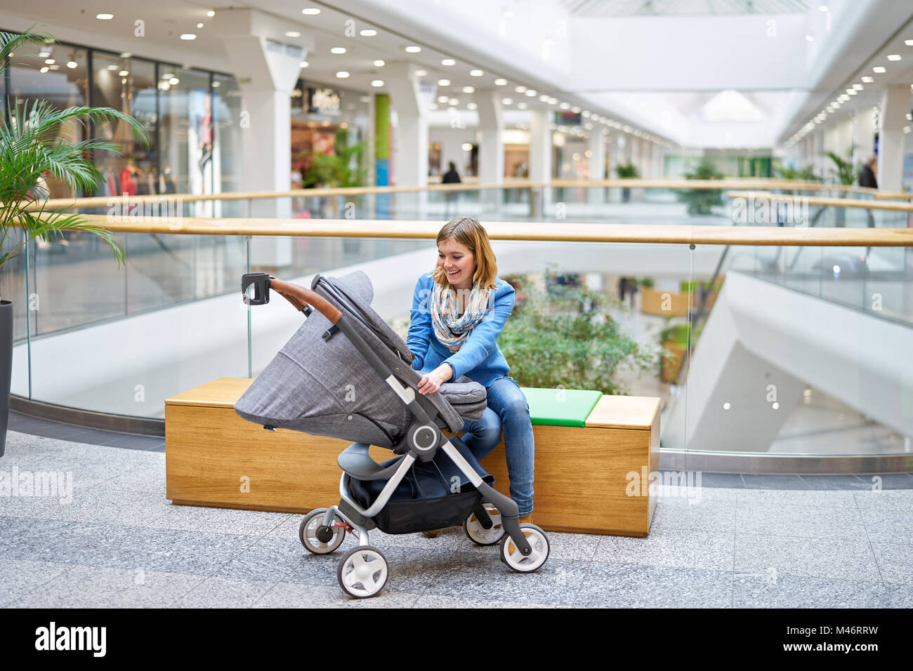 Junge lächelnde Frau mit ihrem Baby sprechen Stockfoto