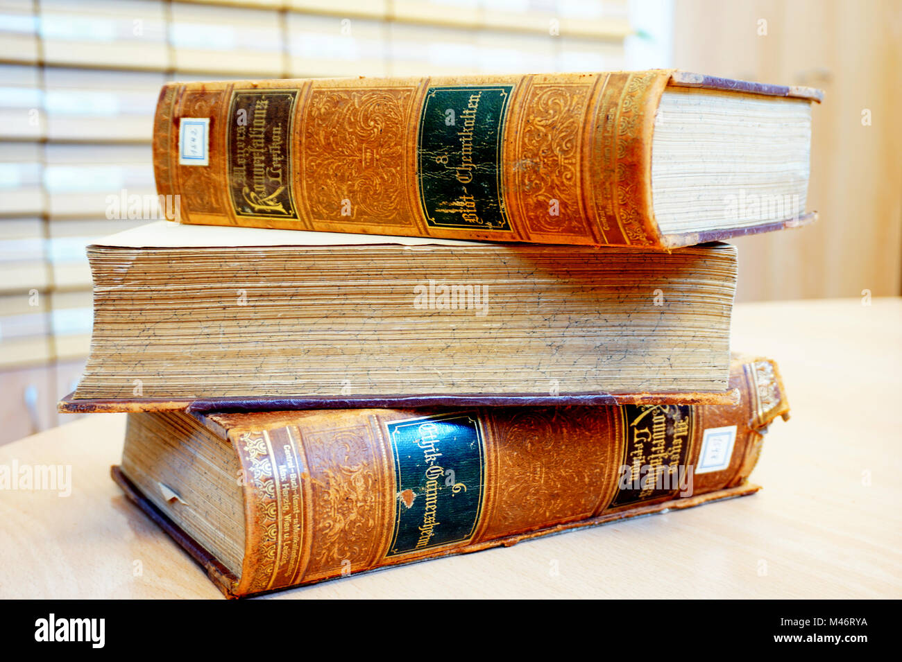 Jahrgang alte Bücher Meyers Lexikon auf dem Tisch, die Vorbereitung für das Lesen und Lernen Stockfoto
