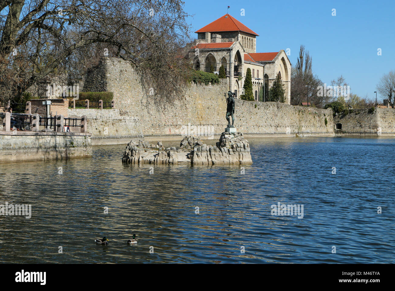 Eine touristische Attraktion in Ungarn, der Tata Schloss während der warmen sonnigen Tag. Stockfoto