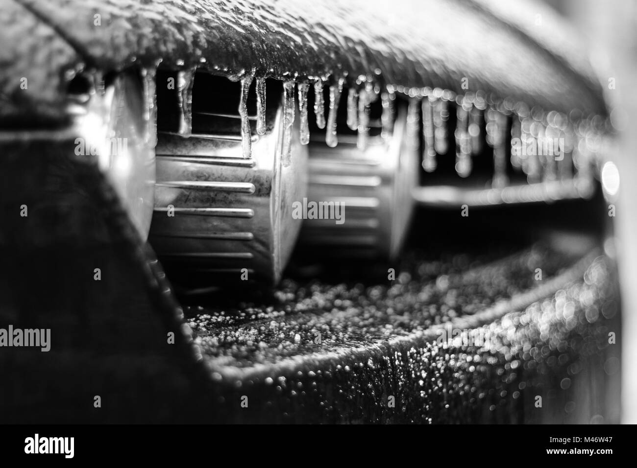 Ein Detail des gefrorenen Auto vom Eis bedeckt. Stockfoto