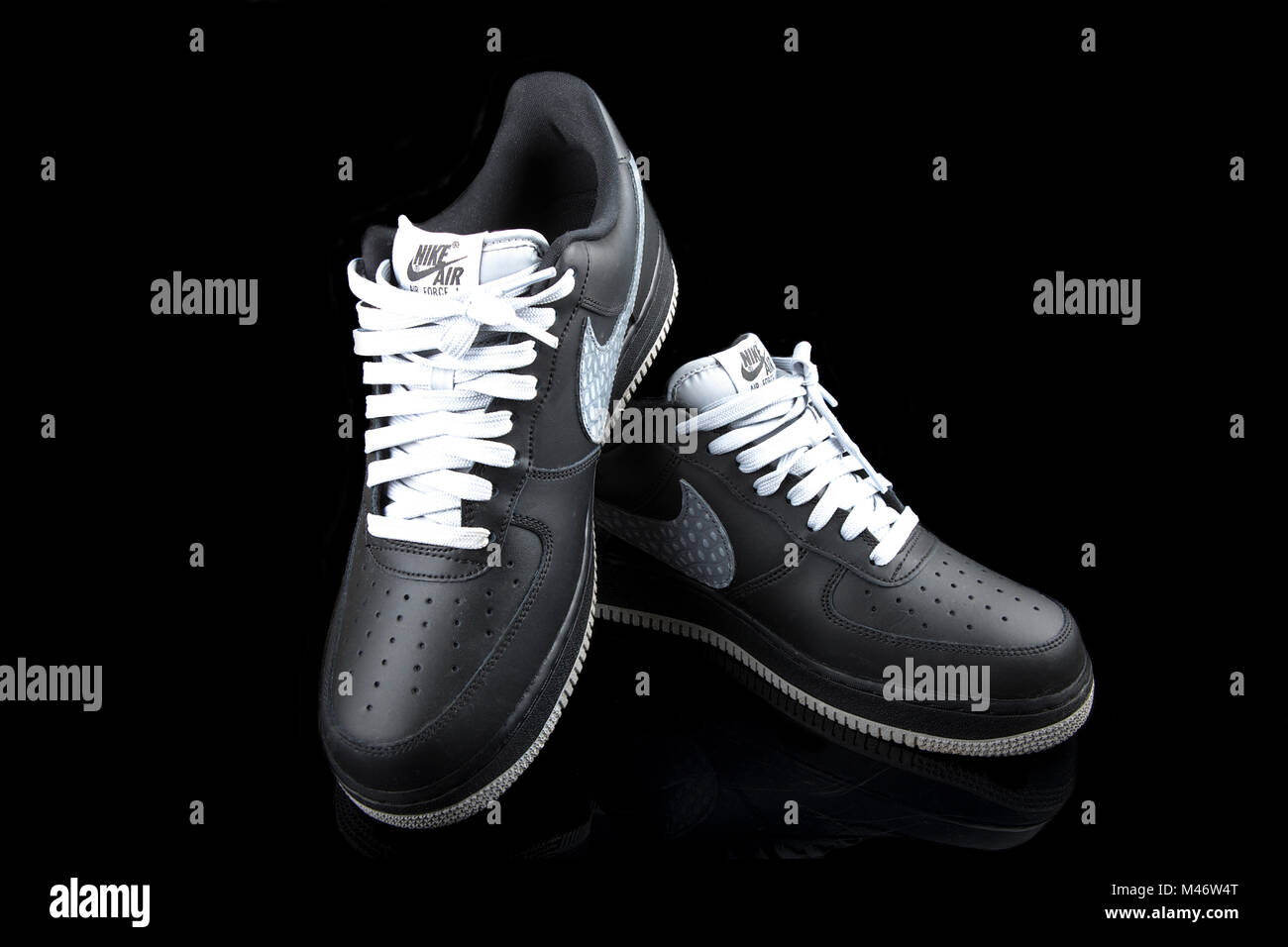 Sneakers auf schwarzem Hintergrund. Stockfoto