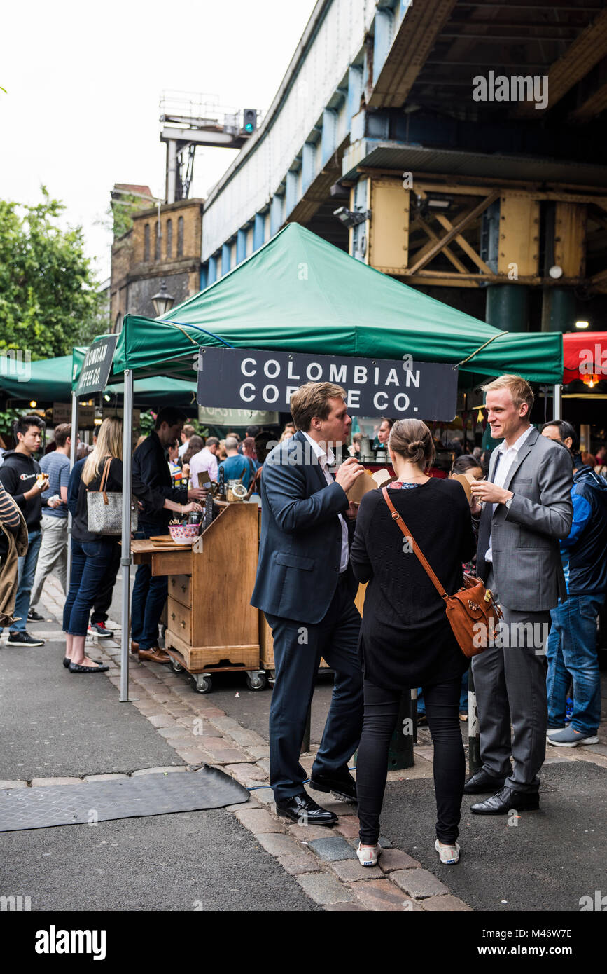 London, Großbritannien - 6 August 2017: Borough Markt, Leute vor dem Mittagessen. Stockfoto