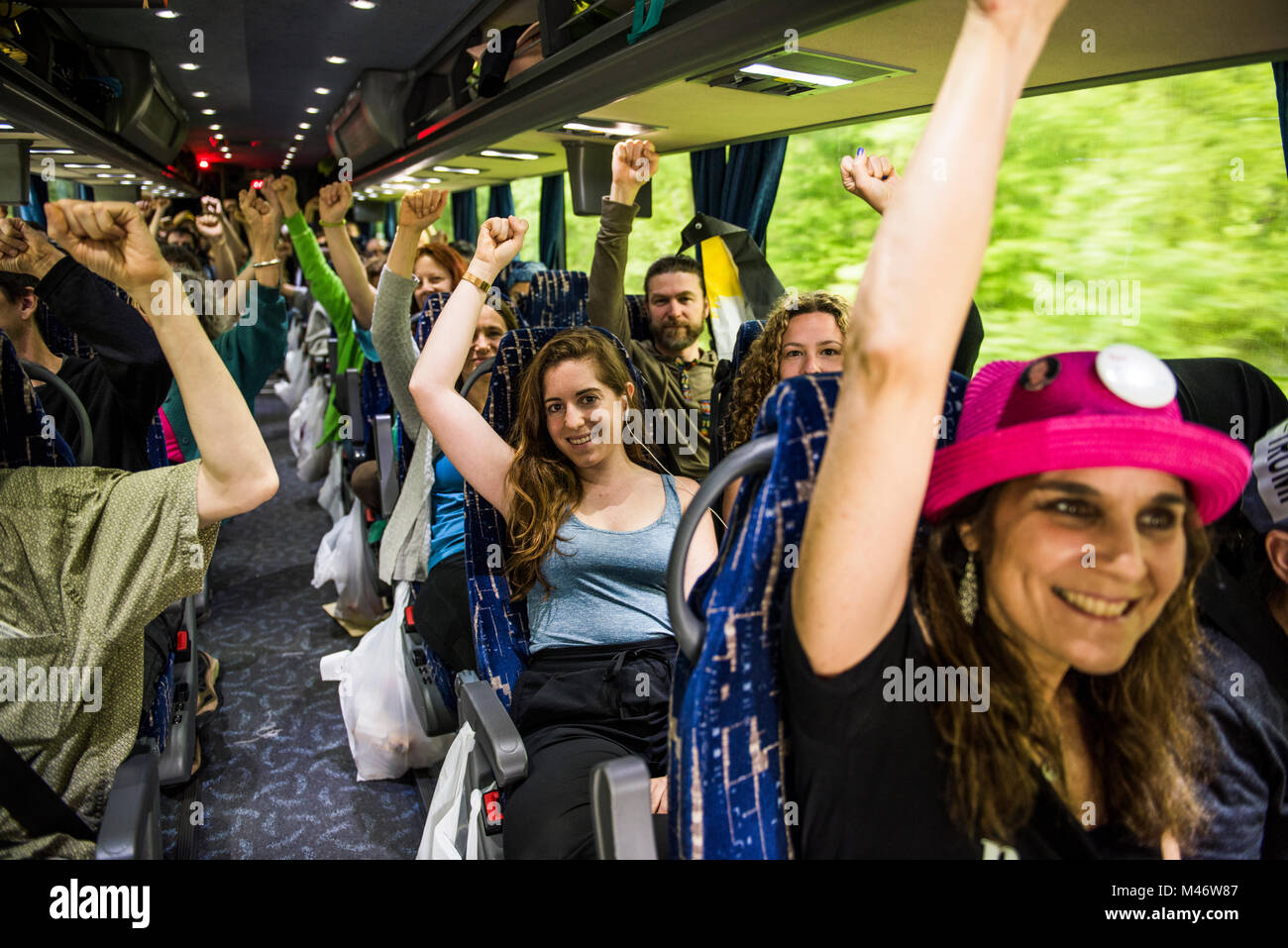 Washington D.C, USA - 29. April 2017: Die Menschen, das Klima März: Essen und Farm Gerechtigkeit Gruppe Solidarität auf einen Bus nach D.C. Stockfoto
