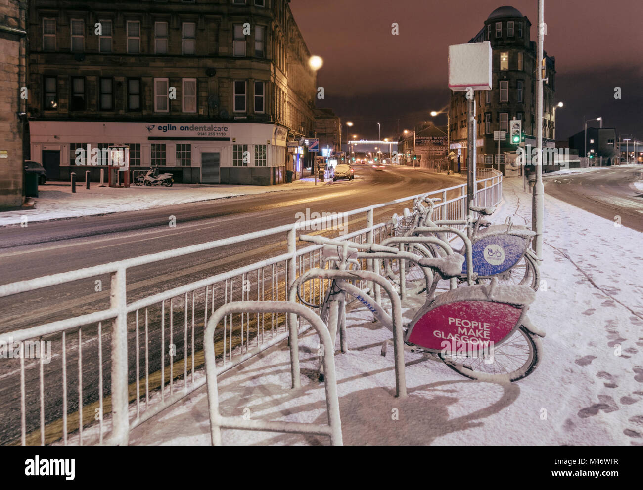 Öffentliche Fahrradvermietung in Glasgow City bei Nacht, nach einem Rückgang von Schnee, Schottland, Großbritannien Stockfoto