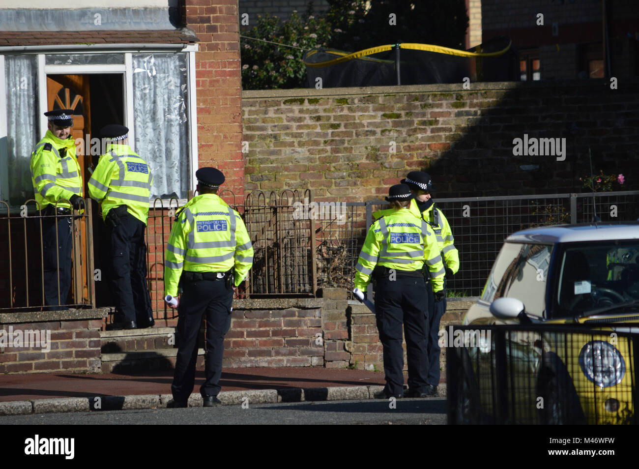 Die Metropolitan Police Antwort auf den Zweiten Weltkrieg nicht explodierte Bombe Vorfall am Flughafen London City in London Royal Docks Credit: Christy/Alamy leben Nachrichten Stockfoto