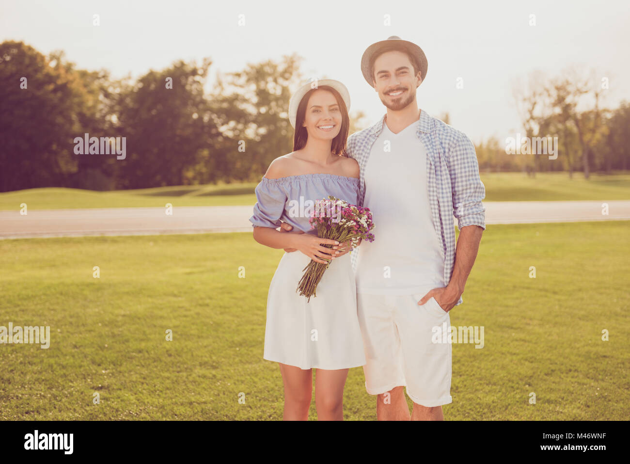 Niedlich süß Partner auf einen Zeitpunkt außerhalb, gut gekleidet, so aufgeregt und glücklich in Liebe, guten Tag, sonnigem Wetter, Glück, Freundschaft Konzept. Lady Receiv Stockfoto