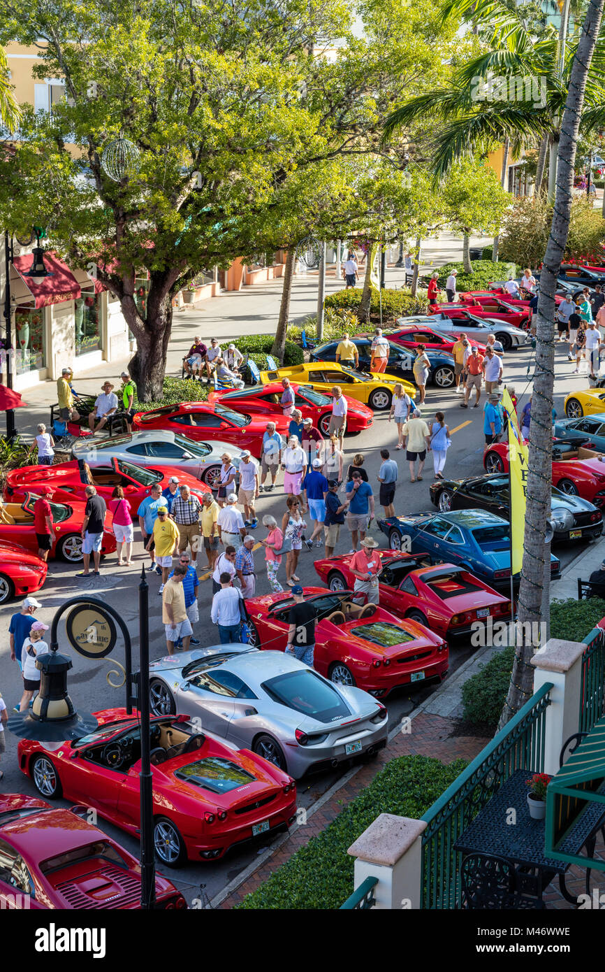 Reihen von Ferraris, die 5th Avenue entlang am "Autos am 5. th'Autoshow, Naples, Florida, USA Stockfoto