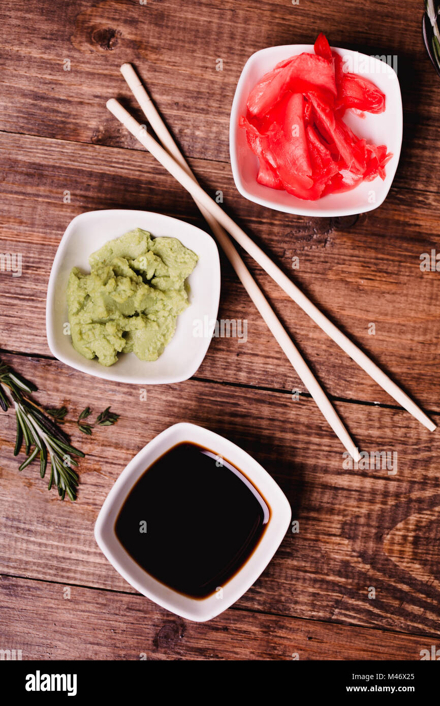 Sticks, Wasabi, Sojasauce und eingelegtem Ingwer für Sushi auf braune  Holztisch Hintergrund. Ansicht von oben Stockfotografie - Alamy