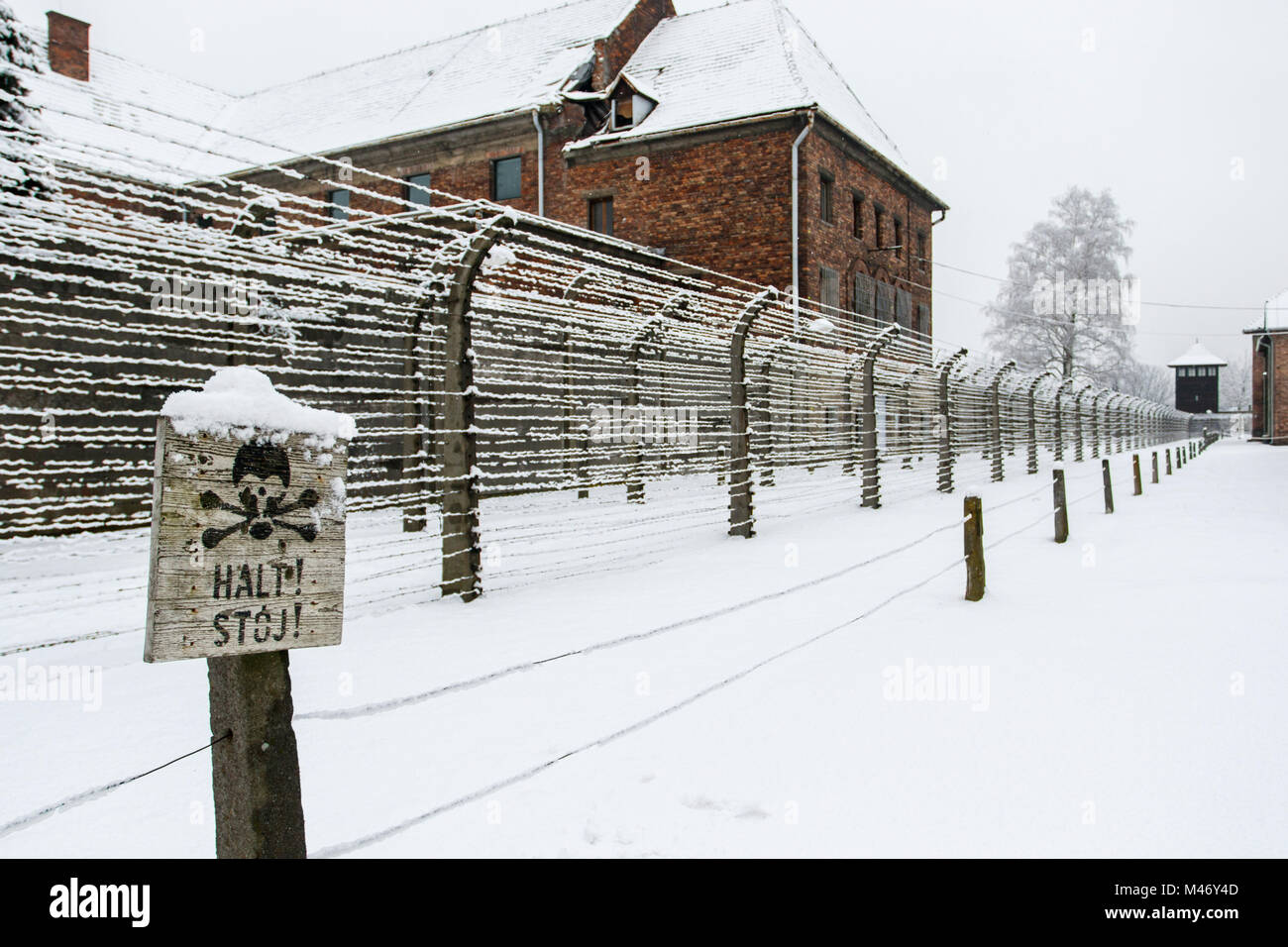 Auschwitz, weniger Polen/Polen - 04.Februar 2018: Auschwitz Birkenau, Nazi Konzentrations- und Vernichtungslager, Stacheldrahtzaun. Stockfoto