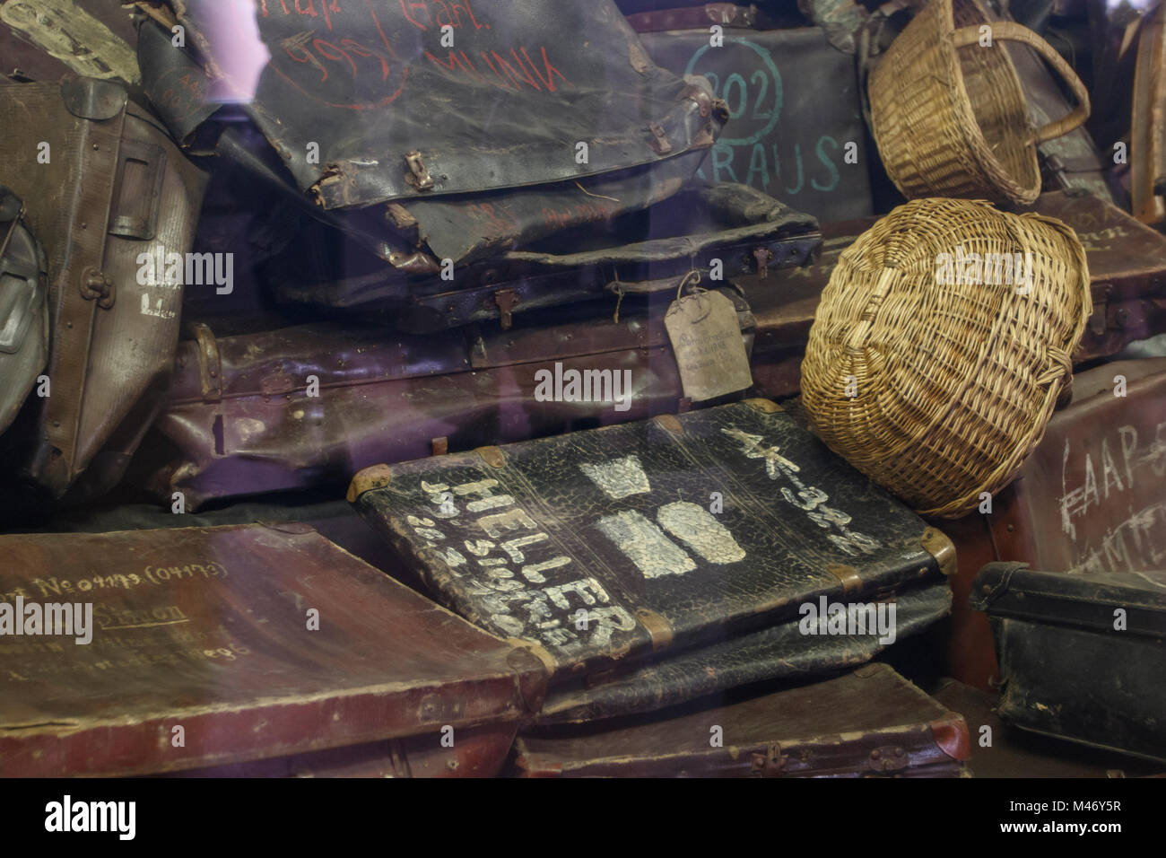 Auschwitz, weniger Polen/Polen - 04.Februar 2018: Auschwitz Birkenau, Nazi Konzentrations- und Vernichtungslager. Taschen von Opfern. Stockfoto