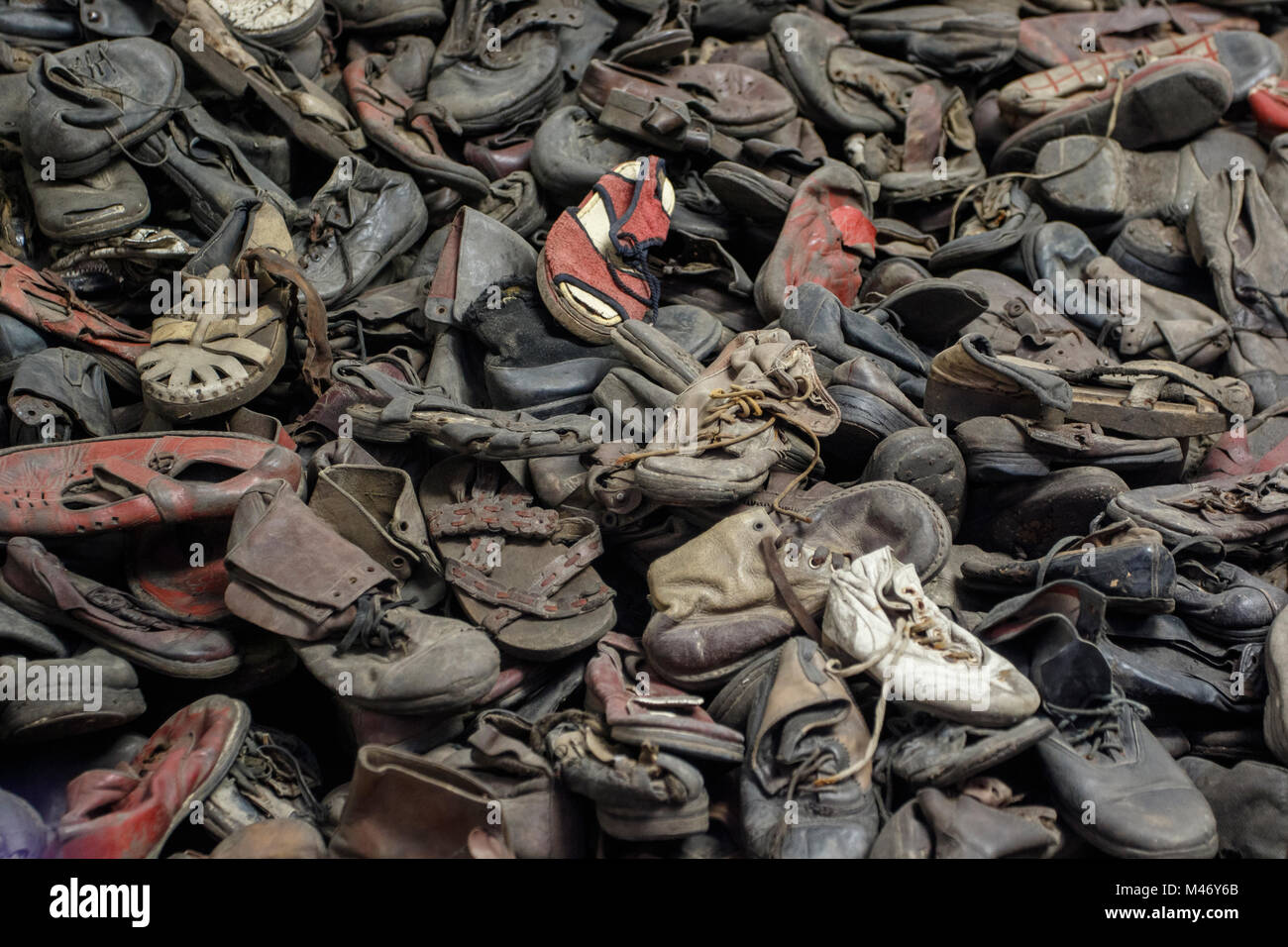 Auschwitz, weniger Polen/Polen - 04.Februar 2018: Auschwitz Birkenau, Nazi Konzentrations- und Vernichtungslager. Stapel der Schuhe aus dem Opfer des holo Stockfoto