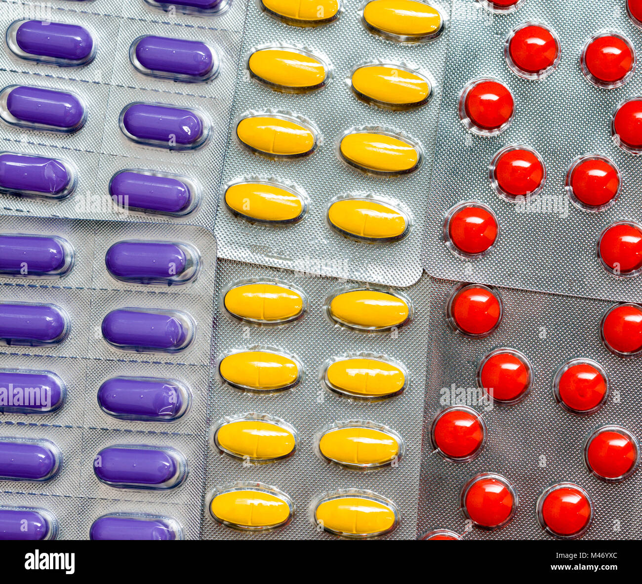 Stapel der bunten Pillen Tabletten in Blisterpackungen. Global Healthcare Konzept. Schmerzmittel Medikament für Schmerzen lindern nach plastische Chirurgie, rhinoplas Stockfoto
