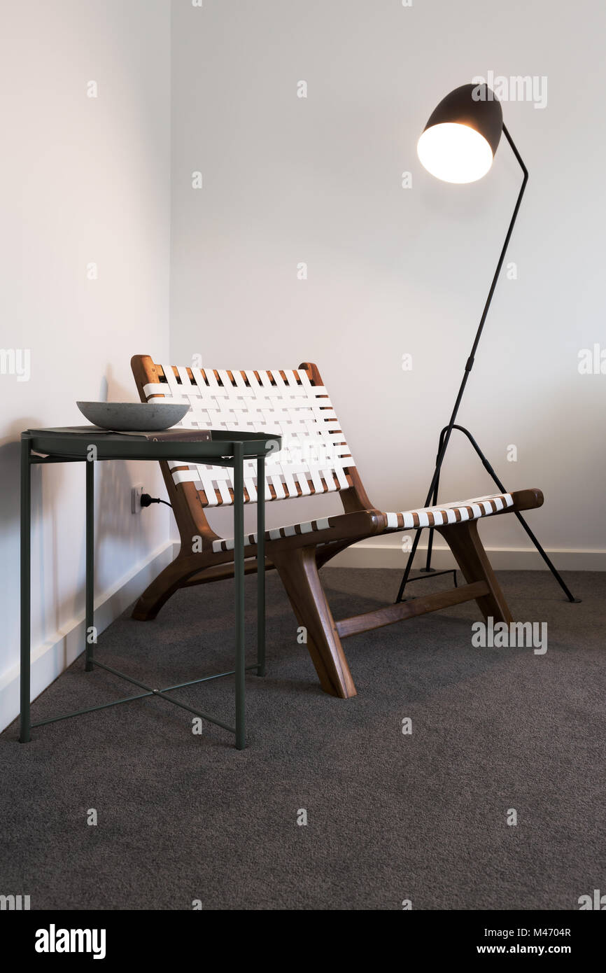 Holz und gewebtem gelegentliche Stuhl mit Stehleuchte und Beistelltisch Stockfoto