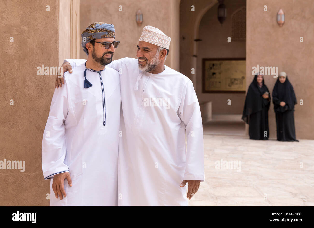 Nizwa, Oman, Februar 2nd, 2018: omani Männer in traditioneller Kleidung  Stockfotografie - Alamy