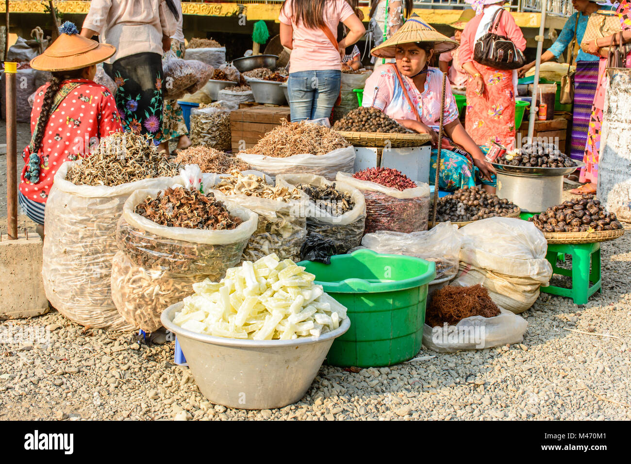 Traditionelle Lebensmittel Shop im Shwe Set Taw Pagode Festival, Myanmar, Feb 2018 Stockfoto