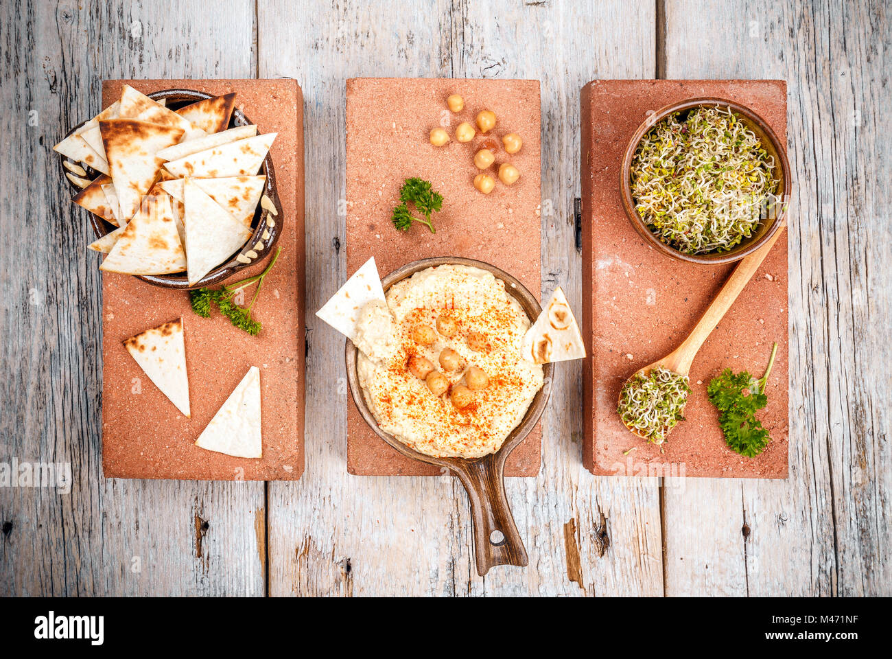 Klassische Hummus mit Brokkoli sprießen und pita Brot Stockfoto