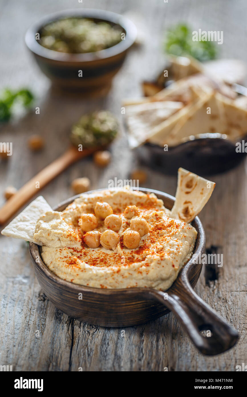 Nahaufnahme von Cremigen hausgemachte Hummus gewürzt mit Paprika in vintage Keramikplatte Stockfoto