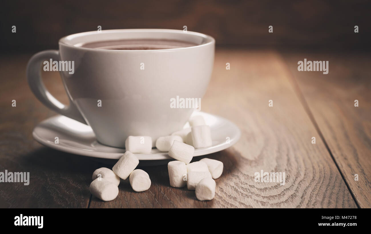 heiße Schokolade in Cappuccino-Tasse mit Marshmallows auf Holztisch Stockfoto