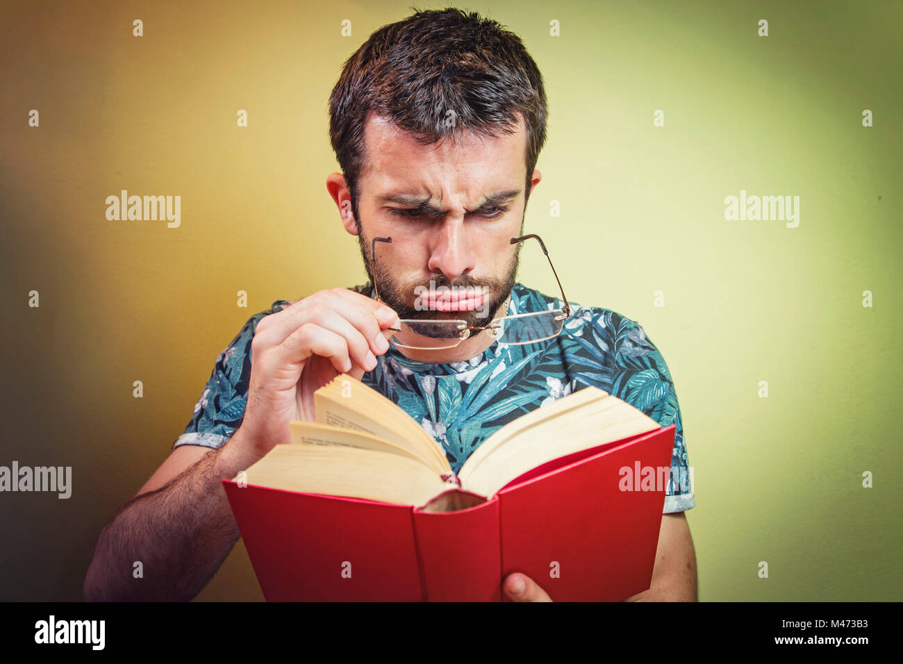 Schlechtes Sehvermögen für einen jungen Mann Stockfoto