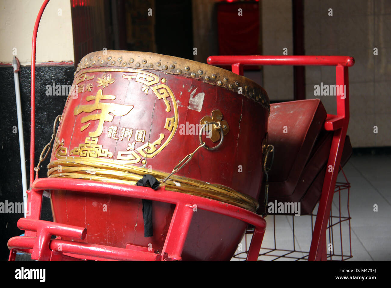 BANDUNG, Indonesien. Drums die Barongsai zeigen zu begleiten. Stockfoto