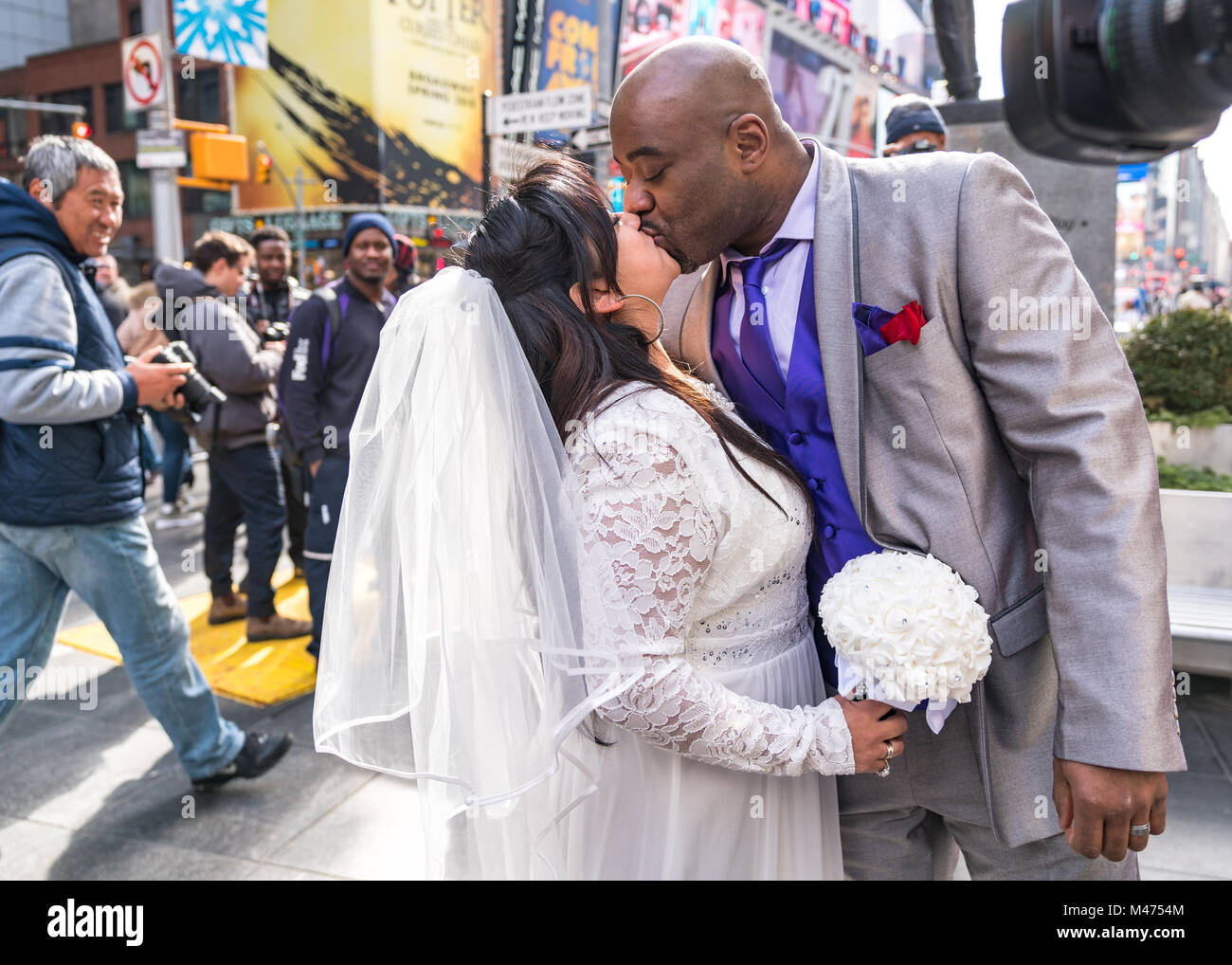 New York, USA, 14. Feb 2018. Andrew und Esmeralda Kiss, nachdem er in der Zeit der New Yorker Quadrat als Passanten schauen an verbunden. Das Paar aus New York hatte ihr erstes Datum im Times Square vor etwa einem Jahr so beschlossen sie es am Valentinstag, zu heiraten. Foto von Enrique Ufer/Alamy leben Nachrichten Stockfoto