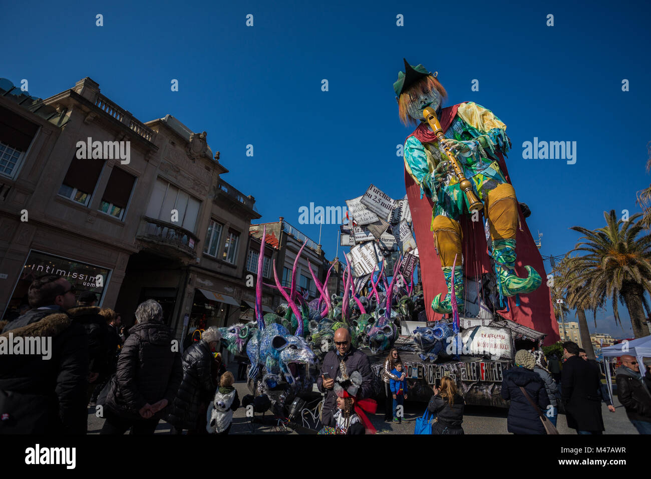 VIAREGGIO, ITALIEN - Feb 11: Festival, die Parade der Wagen mit dem tanzen die Menschen auf den Straßen von Viareggio. Februar 11, 2018, in Viareggio, Italien Stockfoto