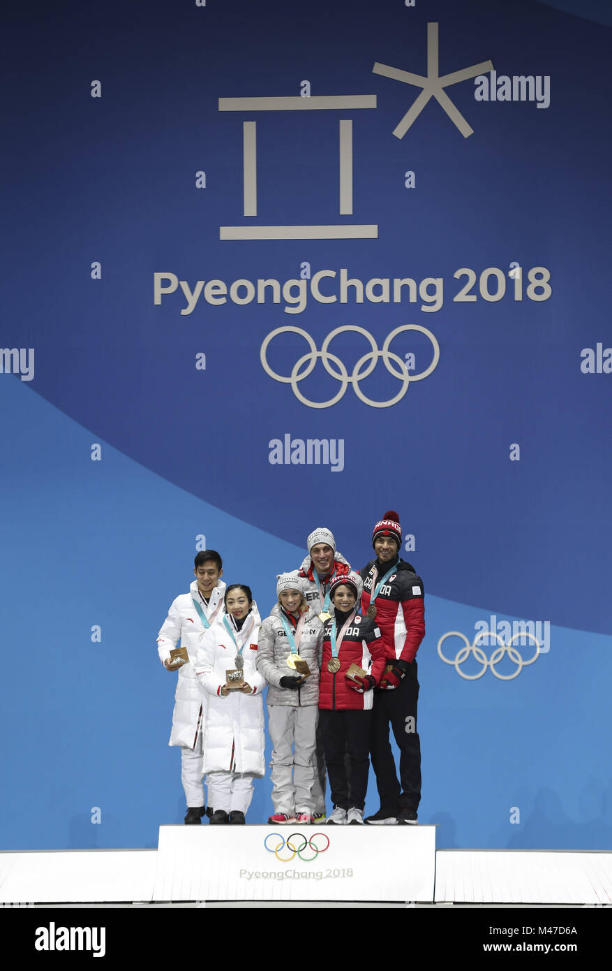 Pyeongchang, Südkorea. 15 Feb, 2018. Goldmedaillenträger Aljona einer Frau Savchenko (3 L) und Bruno Massot (3. R) in Deutschland, silber Medaillengewinner Sui Wenjing (2 L) und Han Cong (1 L) aus China, Bronze- medaillengewinner Meagan Duhamel (2. R) und Eric Radford von Kanada posieren für Fotos während der siegerehrung der paarlaufen Eiskunstlauf in PyeongChang 2018 Winter-olympischen Spiele auf der Medal Plaza, Pyeongchang, Südkorea, Jan. 15, 2018. Credit: Wu Zhuang/Xinhua/Alamy leben Nachrichten Stockfoto