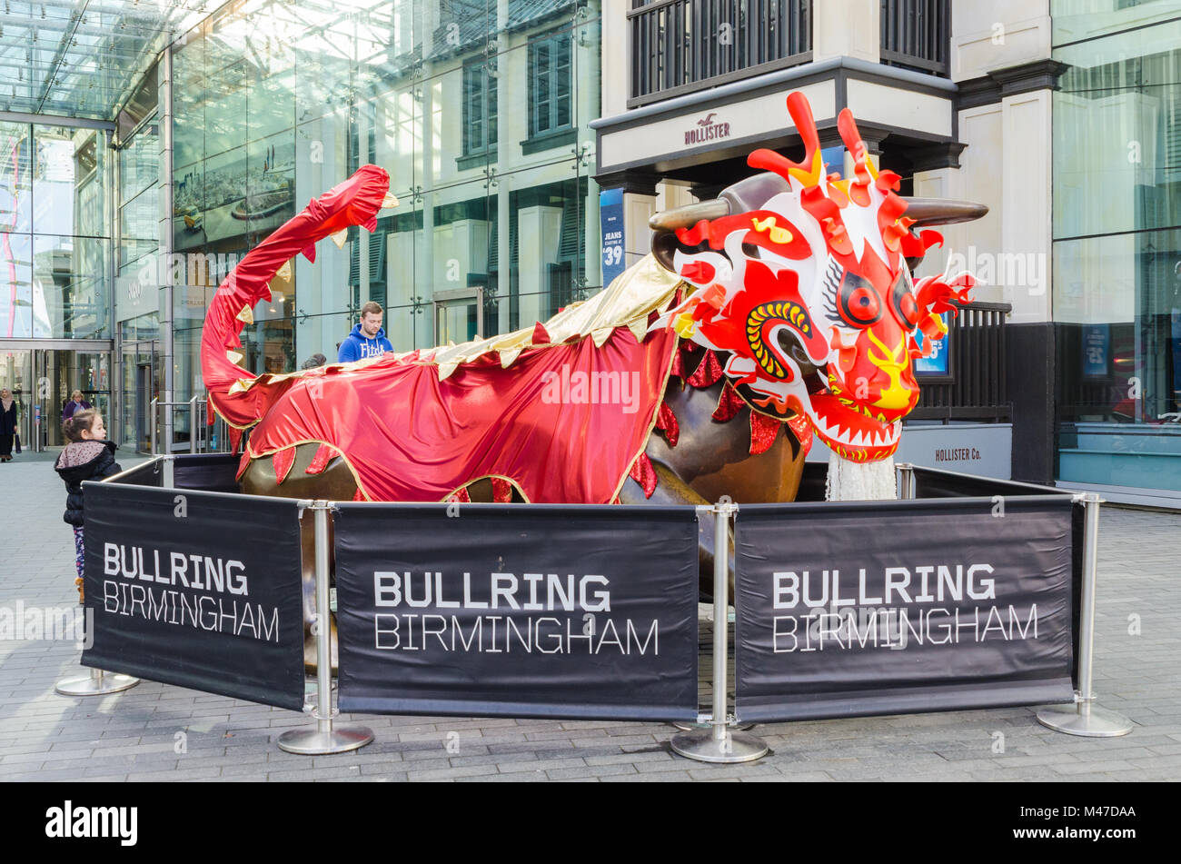 Birmingham, Großbritannien. 15. Februar 2018. Am Vorabend der Chinesischen neue Jahr die bronzene Stier in Birmingham, Bullring Shopping Centre eingerichtet wurde 2018 das Jahr des Hundes zu gedenken. Credit: Nick Maslen/Alamy leben Nachrichten Stockfoto