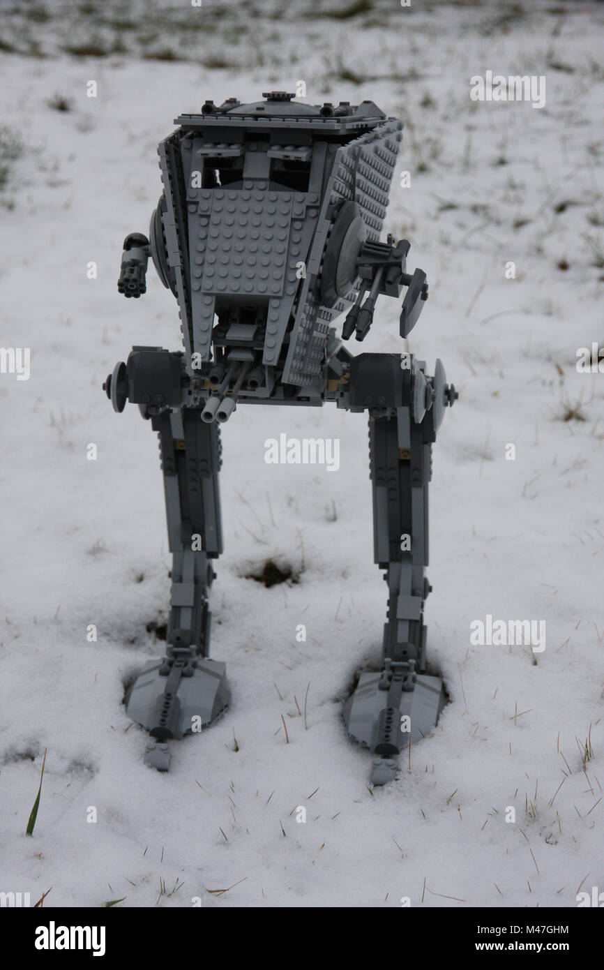 UCS LEGO Star Wars AT-ST Walker im Winter Schnee. Stockfoto