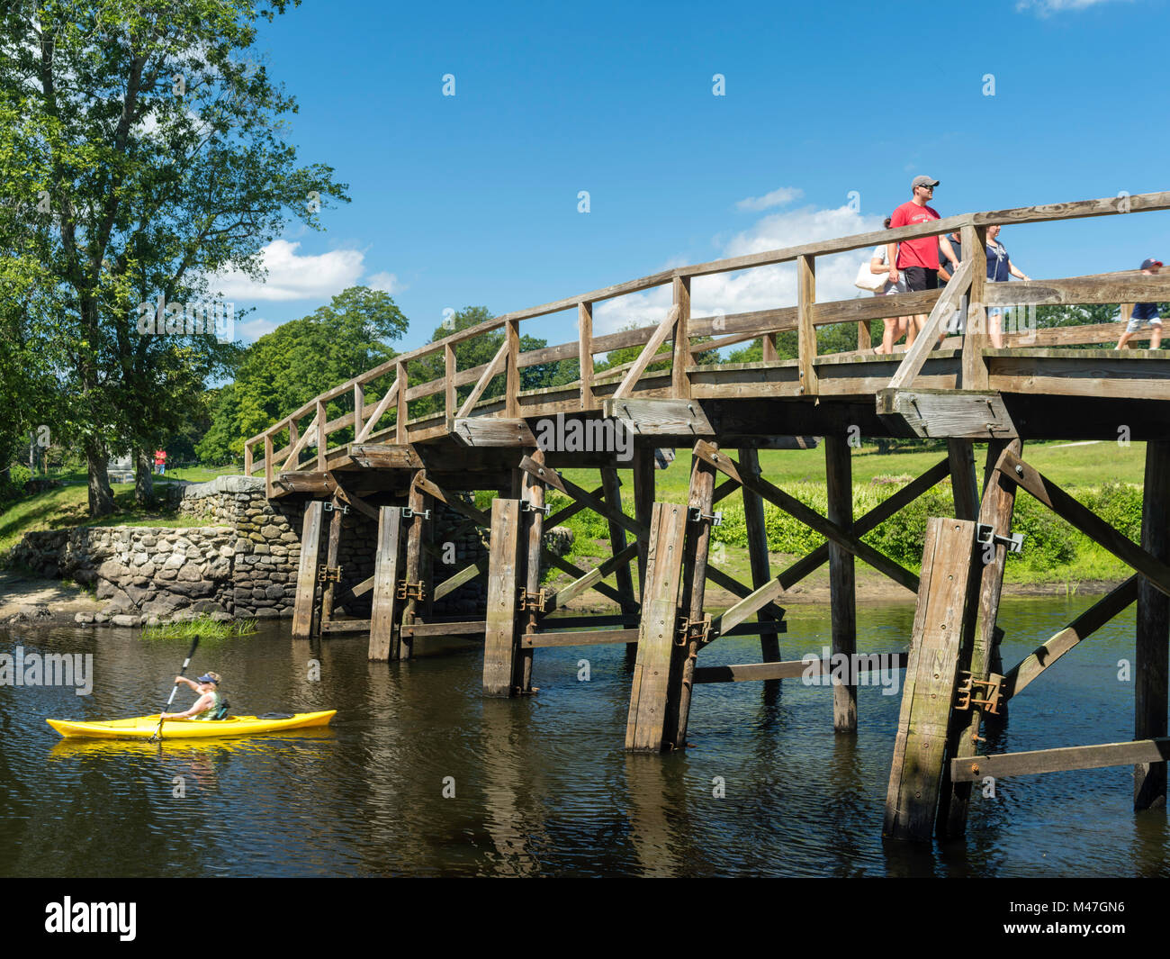 Menschen zu Fuß über die Old North Bridge über den Concord River während der Erkundung Minute Man National Historic Site, Concord, Massachusetts, USA. Stockfoto