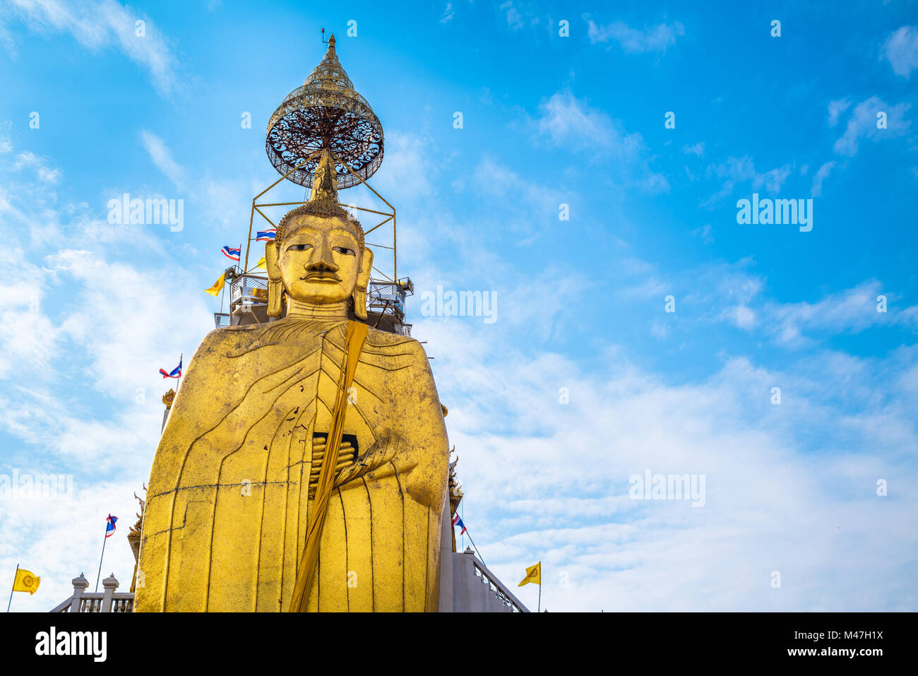 Große stehende Buddha am Wat Intharawihan Tempel, Bangkok Stockfoto