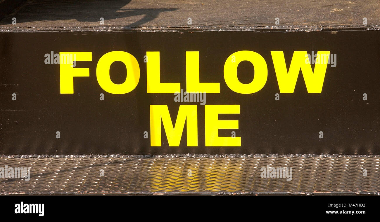 Schild mit der Aufschrift 'Follow Me' in gelben Buchstaben Stockfoto