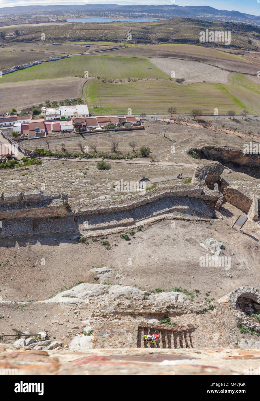 Besucher die Treppen zum Schloss von Belmez, Cordoba, Spanien. Overhead shot von der Spitze des Turms Stockfoto