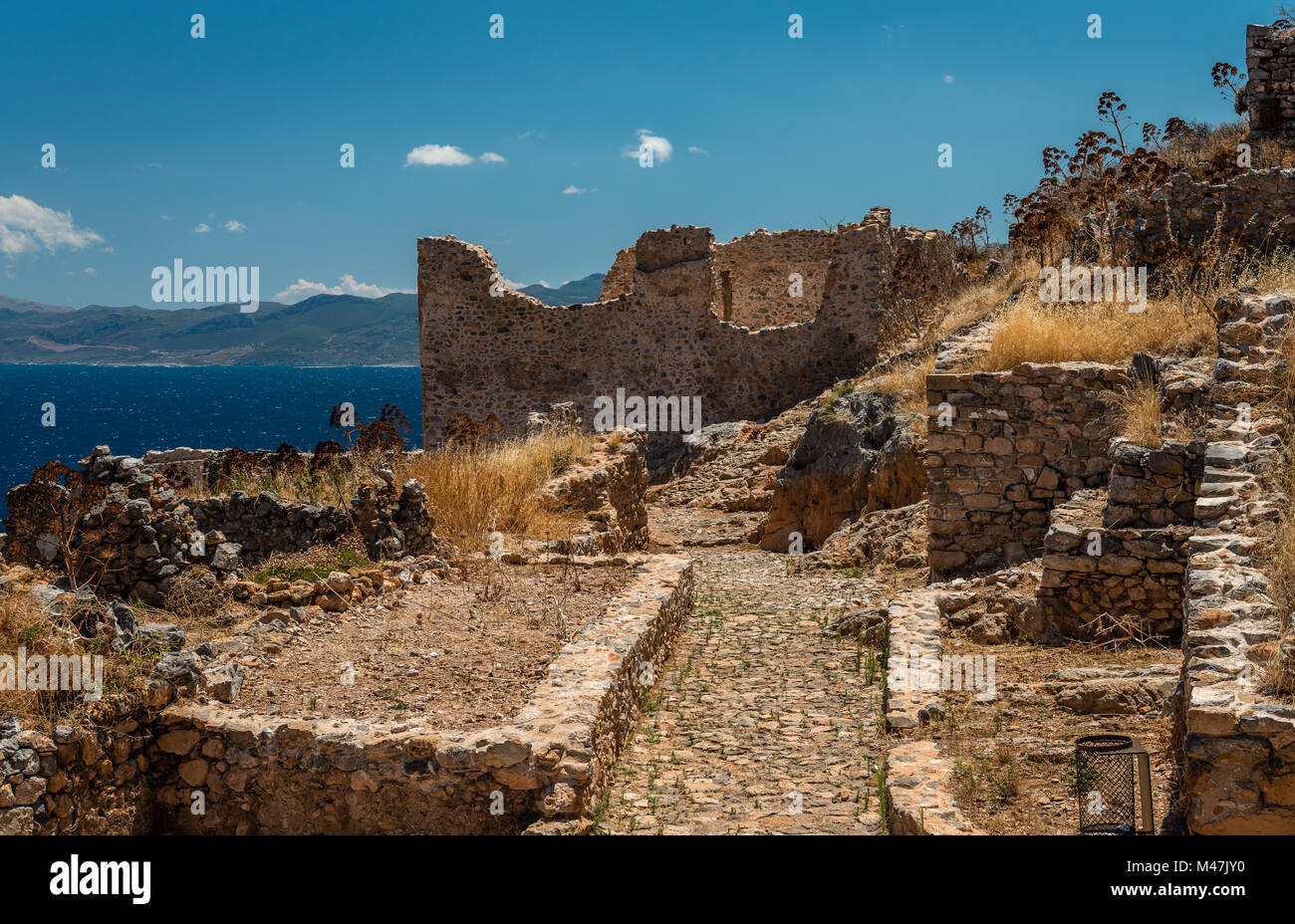 Die Ruinen der Oberen Stadt (Akropolis) von Monemvasia ist eine wichtige touristische Attraktionen, während es einen atemberaubenden Blick auf das Ägäische Meer. Stockfoto