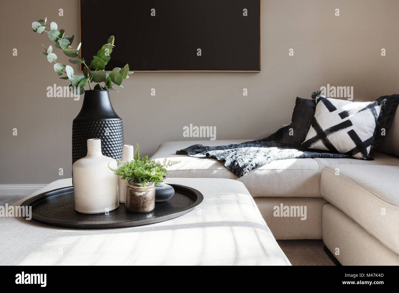 Schwarz Akzent Einrichtung in einem luxuriösen Familie Wohnzimmer Stockfoto