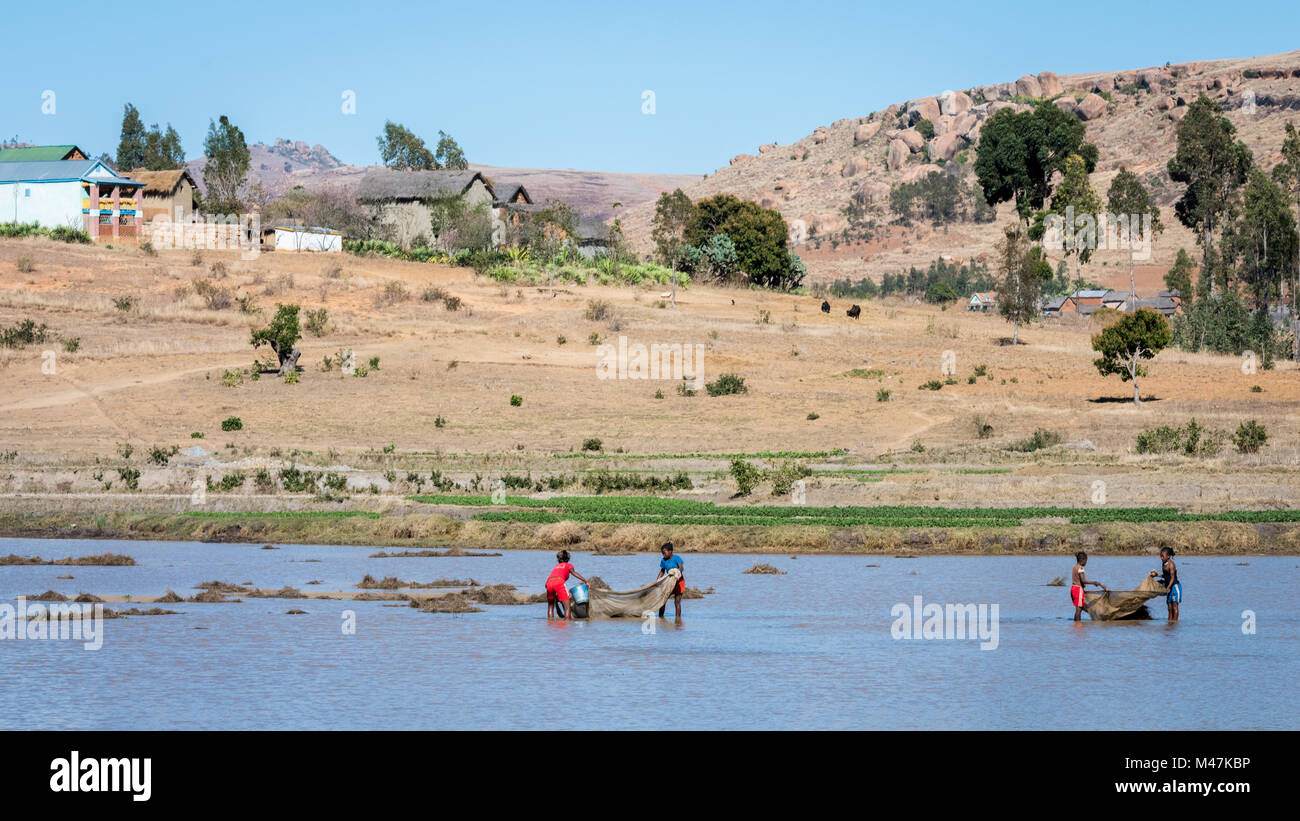 Kinder Angeln im See mit Hand Net, Madagscar Stockfoto