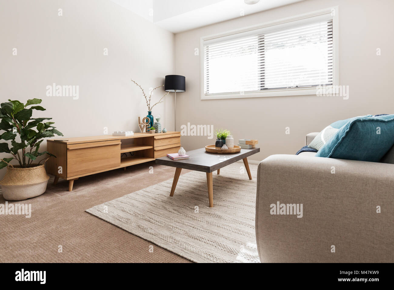 Scandi eingerichteten Wohnzimmer mit niedrigen Buffet und Indoor Anlage Stockfoto