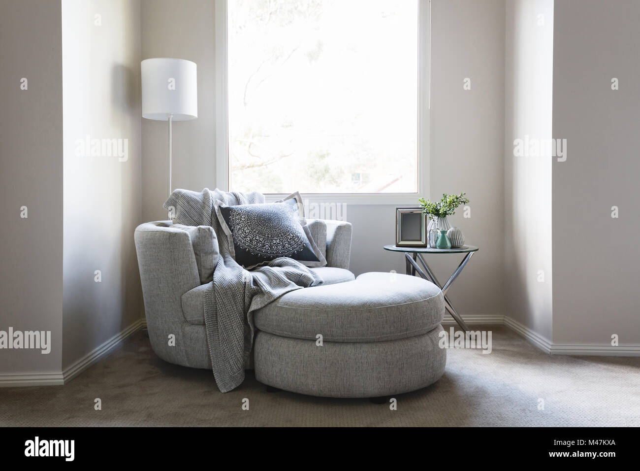 Wunderschöne Schlafzimmer Sessel mit werfen Teppich und Polster Stockfoto