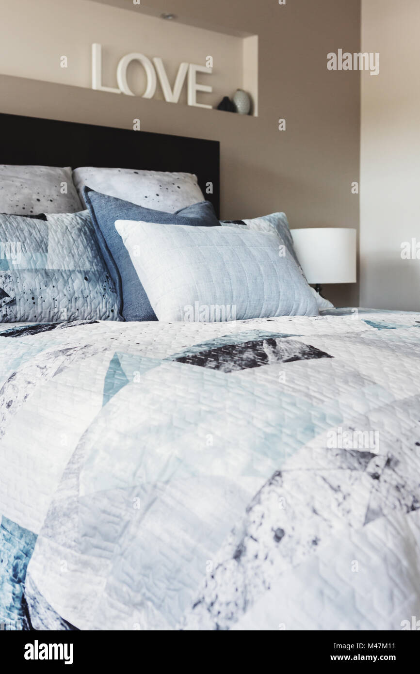 Nahaufnahme von Luxus Bettwäsche in einem Schlafzimmer Stockfoto