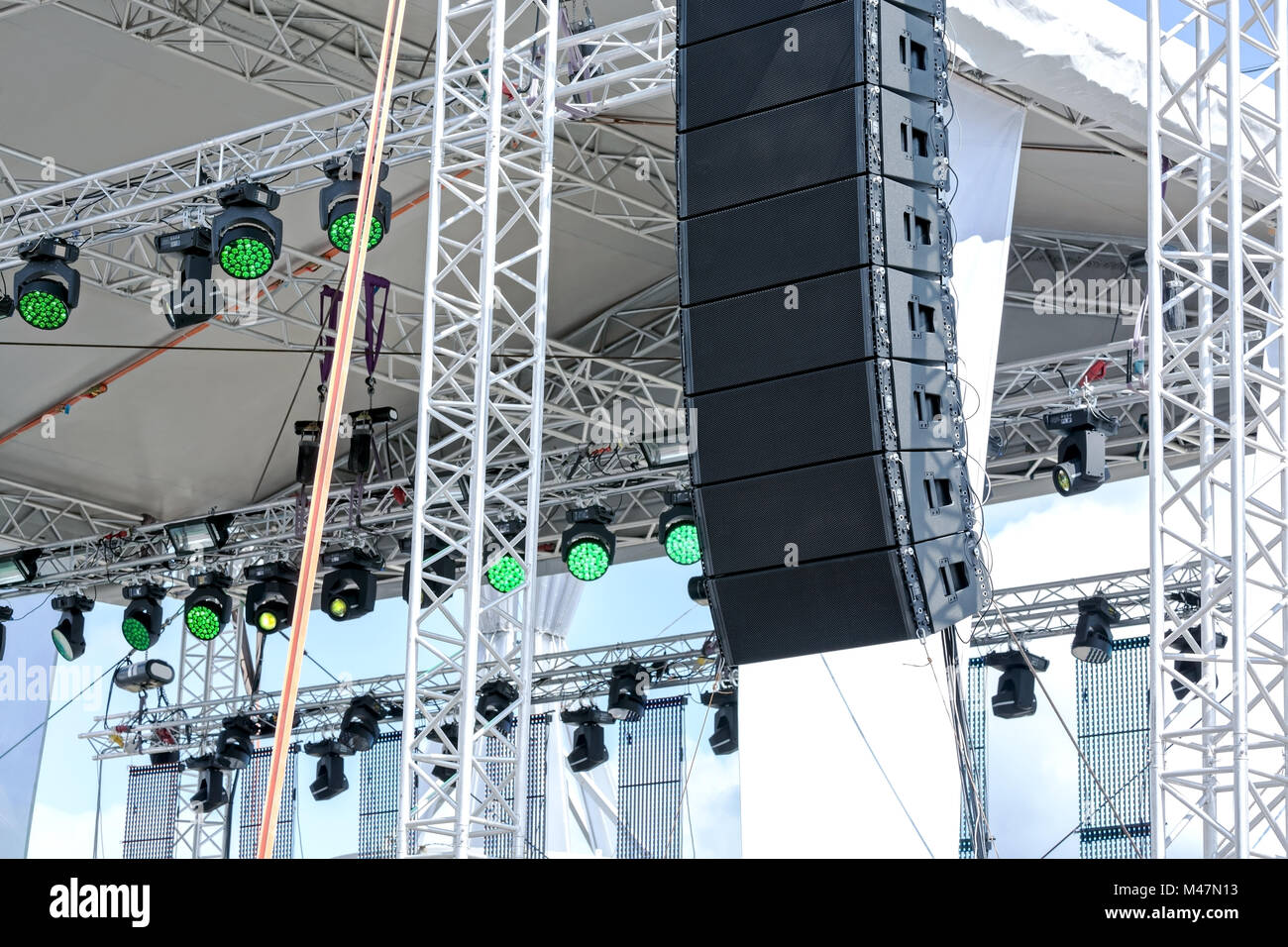 Bühne mit Licht- und Tontechnik Stockfoto