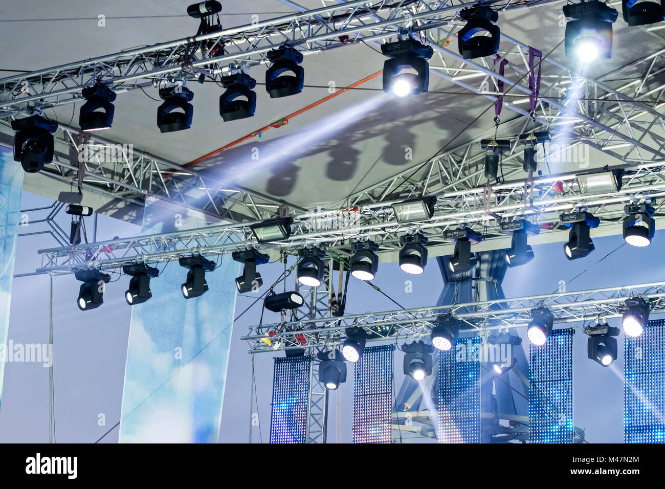 Bühne mit Scheinwerfern und Lichtstrahlen Stockfoto