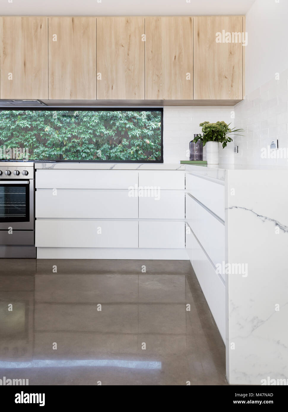 Küche Details der Betonboden und übergroßen Soft Close Schubladen Stockfoto