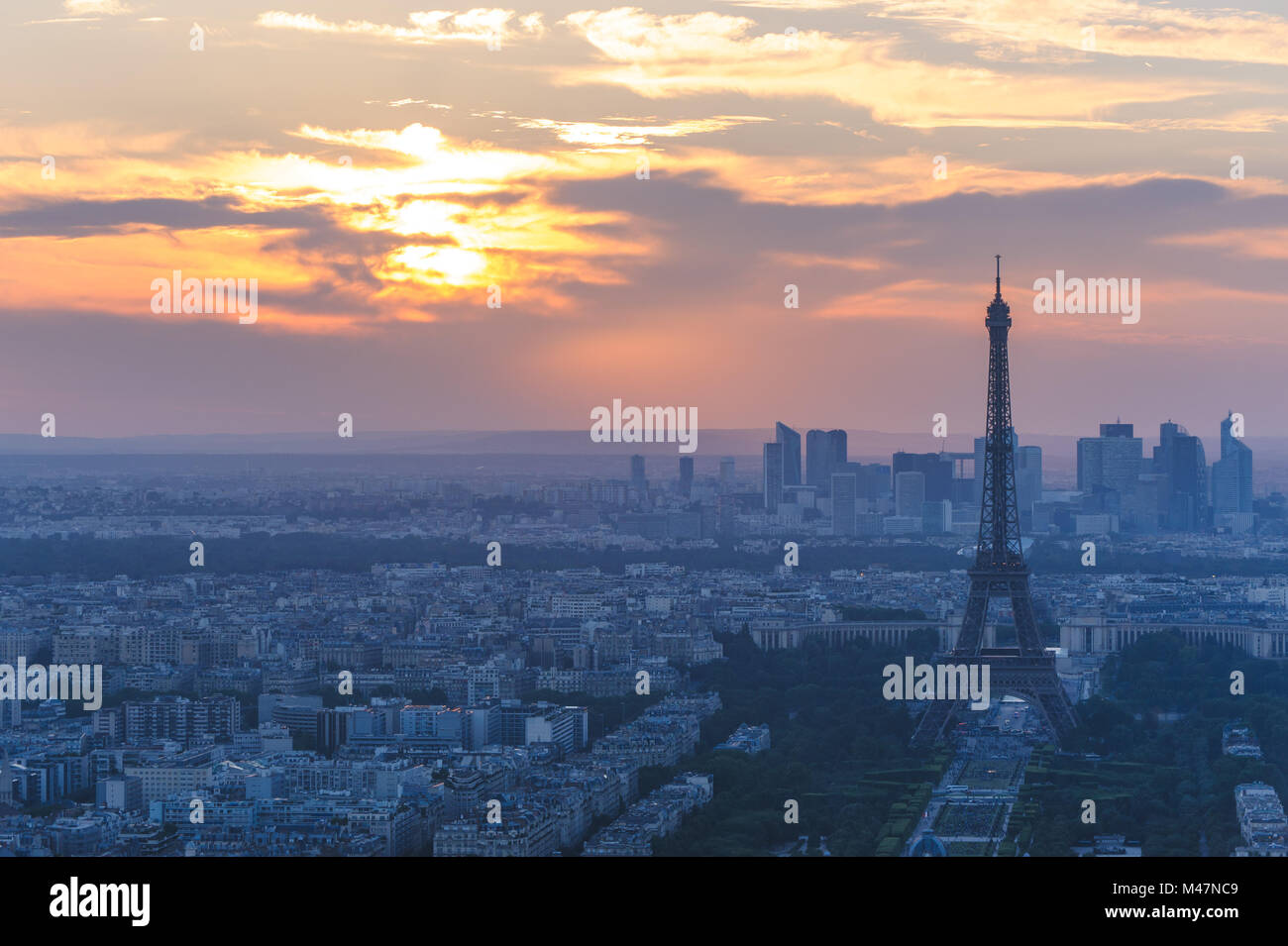 Stadtbild von Paris in der Dämmerung mit Eiffelturm Stockfoto