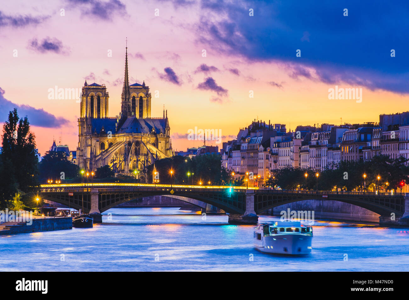 Notre Dame de Paris Kathedrale und Seine Fluss Stockfoto