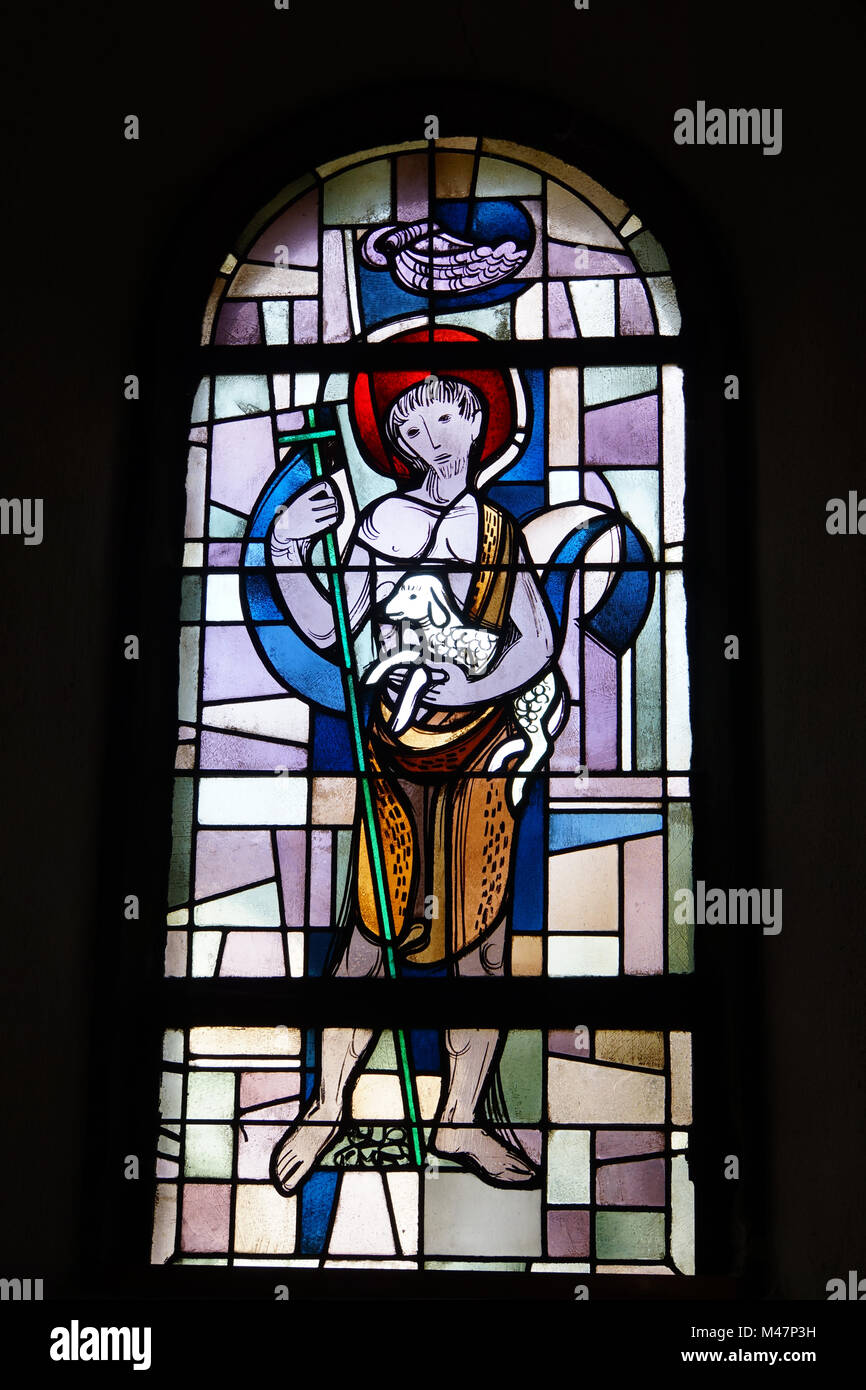 Buntglasfenster in der parich Kirche Mariä Verkündigung Stockfoto