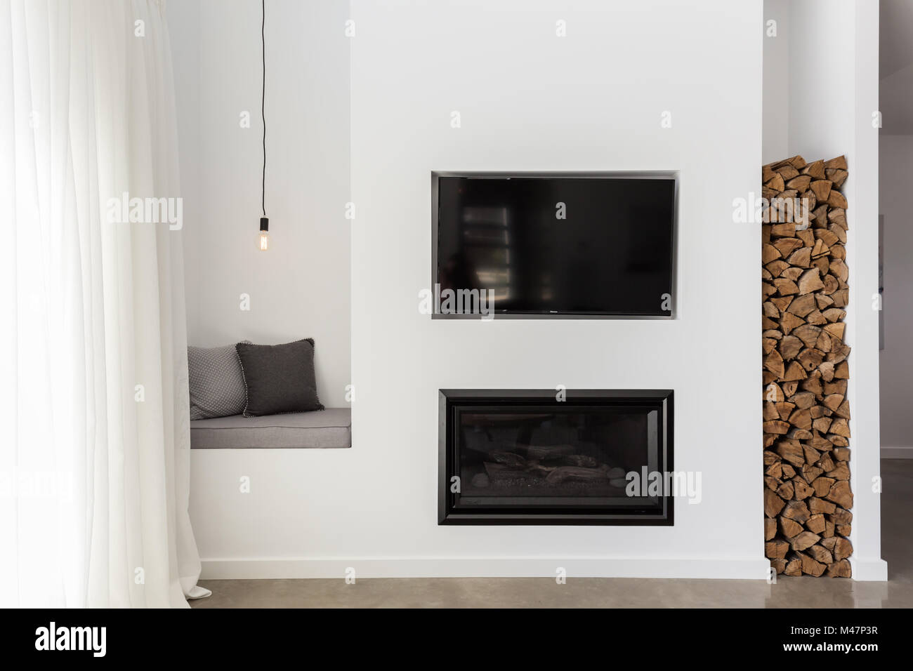 In tv und Kamin in einem modernen Wohnzimmer gebaut Stockfoto